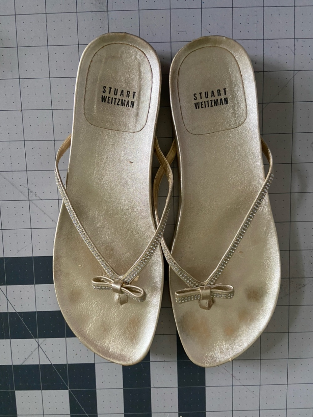 Stuart Weitzman 8.5 M Gold Bow Thong Sandals